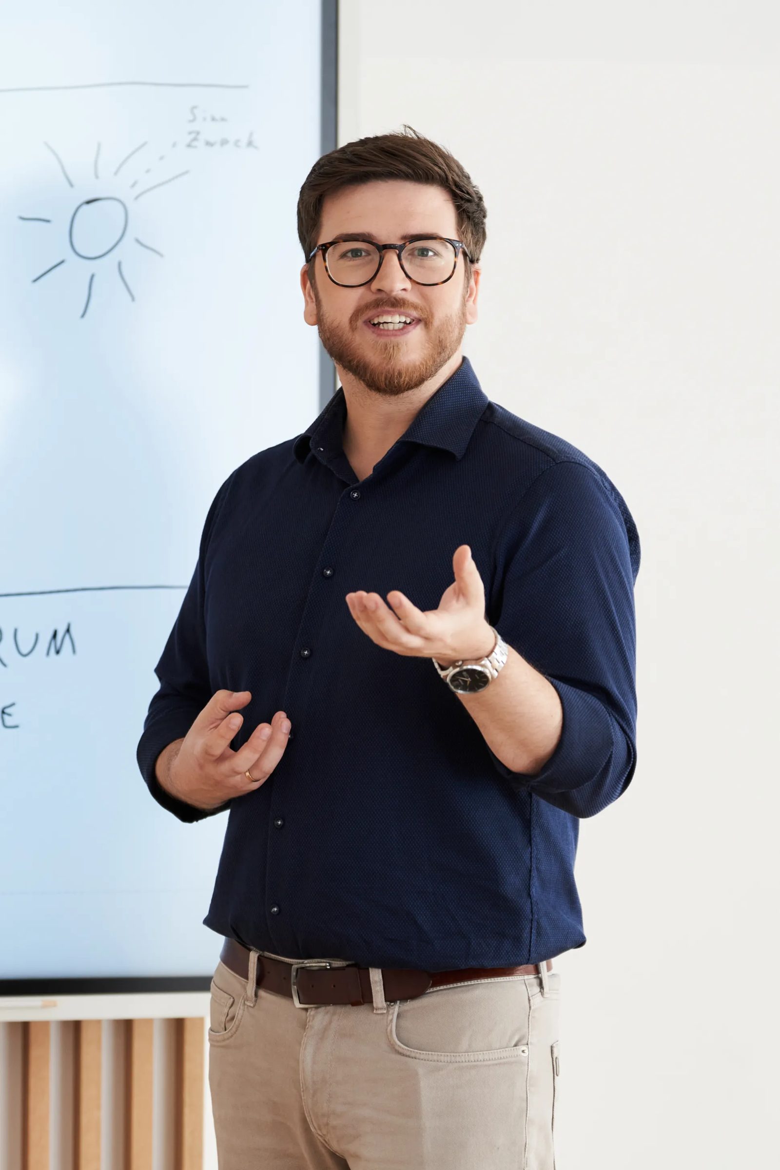 Aaron Isaak Moisl-Bauer bei einem Führungskräfte-Workshop